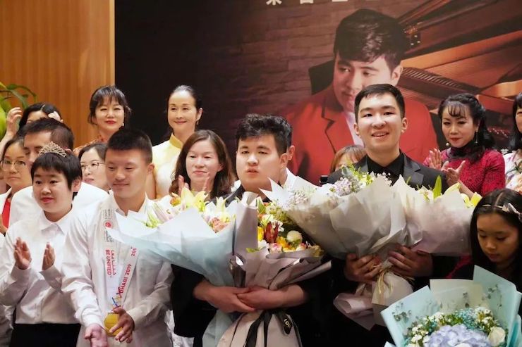 音乐双子星，点亮冬日激情！——SG胜游未来艺术家刘明康爱心公益音乐沙龙